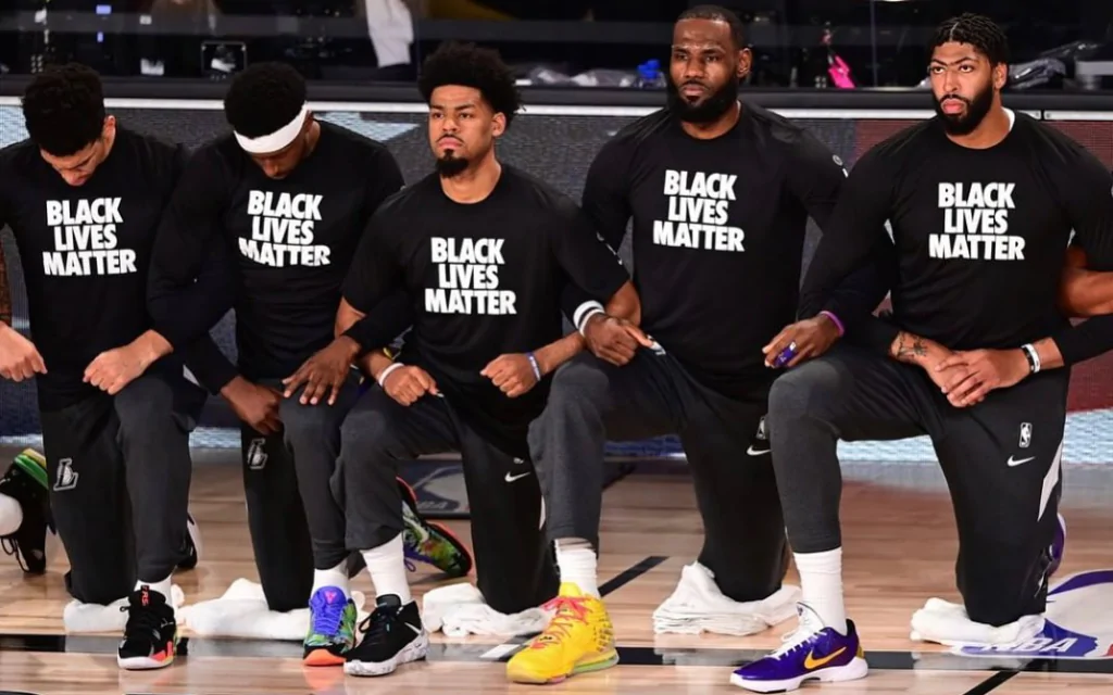 Jogadores da NBA ajuelhados, em protesto em prol da causa Black Lives Matter