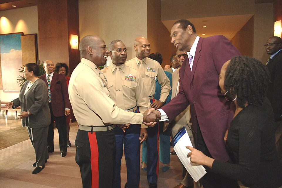 Earl Lloyd cumprimentando oficiais 