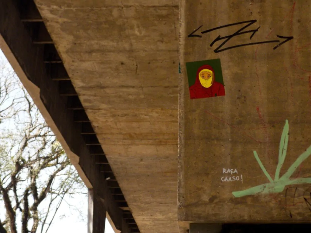 A Faculdade de Arquitetura e Urbanismo (FAU)  da Universidade de São Paulo (USP), diante de sua arquitetura brutalista, possui traços da arte urbana com adesivos em sua estrutura