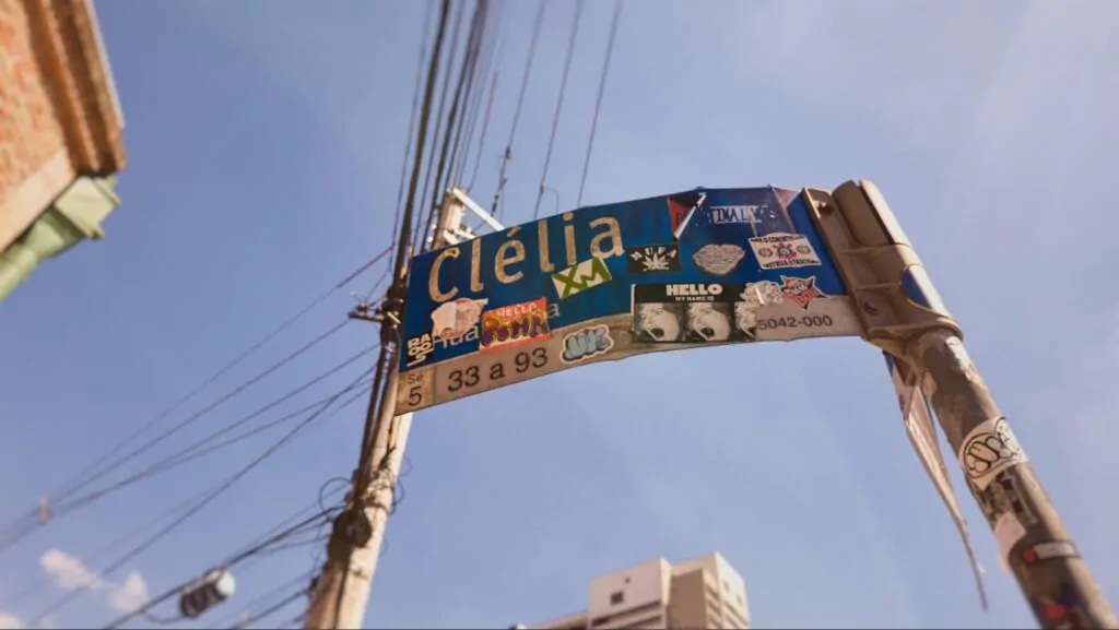 Placas de identificação de ruas também são ocupadas por temáticas variadas