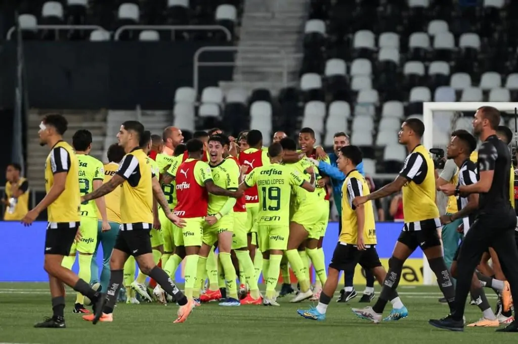 elenco do palmeiras comemora resultado contra o botafogo