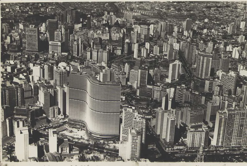 Imagem em preto e branco dos arredores do Copan.