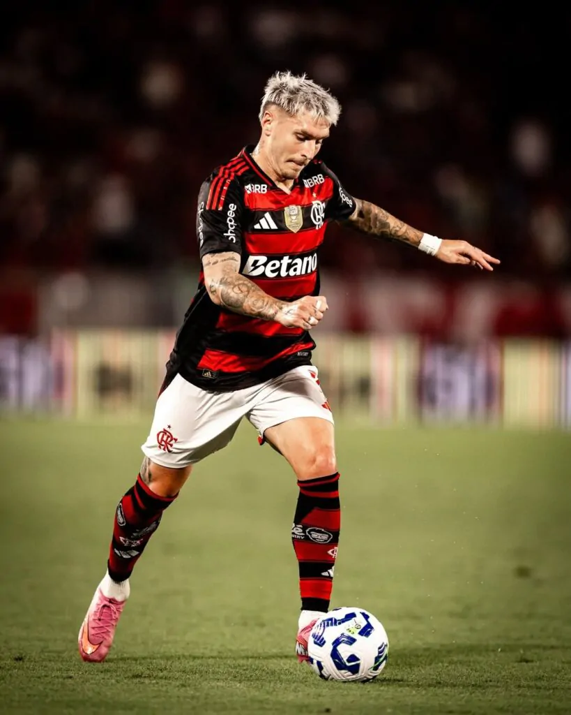 Varela, jogador do Flamengo, se preparando para dar um passe