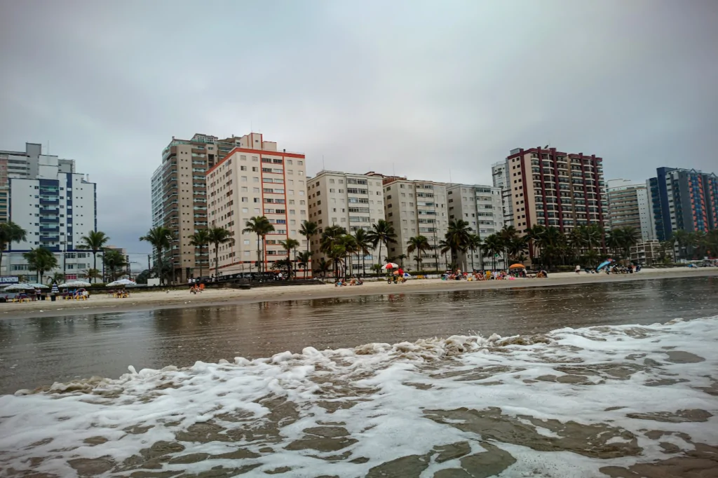 O mar em Santos, SP, com prédios ao fundo