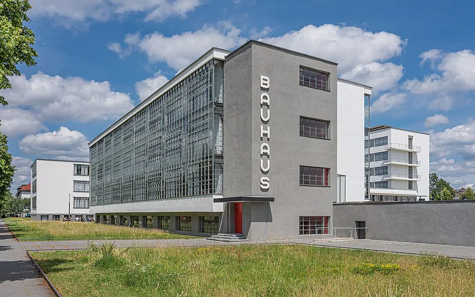 Prédio da Escola Bauhauss; a estrutura é de cor cinza com poucos detalhes