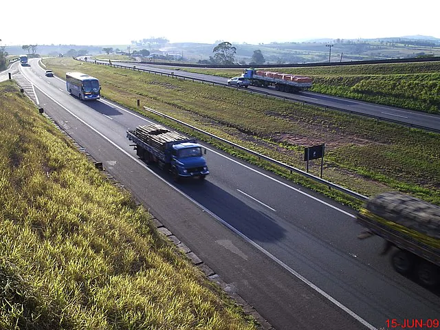 Caminhões andando em uma rodovia no Brasil