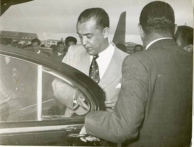 O ex-presidente do Brasil Juscelino Kubitschek entrando em um carro