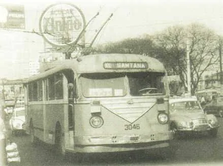 Ônibus antigo da cidade de São Paulo em uma foto em preto e branco