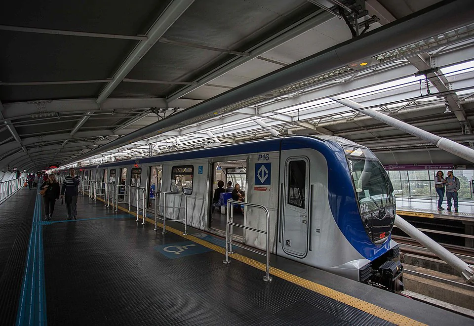 Metrô da linha azul de São Paulo em movimento