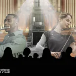 Um homem negro tocando flauta, e ao seu lado, uma mulher branca tocando violino. Ao fundo, um cenário que remete às salas de apresentações musicais