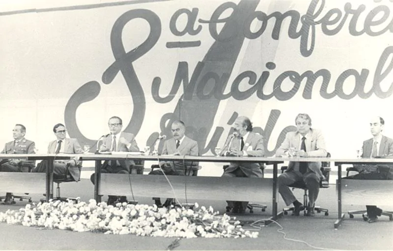 Políticos em uma mesa sentados para uma conferência