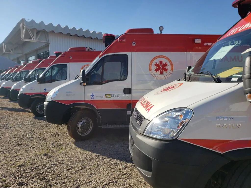 Ambulâncias estacionadas