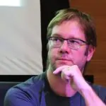 Reinaldo José Lopes em mesa de congresso