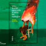 Na imagem, capa do livro "Vou sumir quando a vela de apagar", de Diogo Bercito, editora Intrínseca. Na capa, é possível ver um homem em chamas sentado em uma cadeira, curvado e de cabeça baixa.