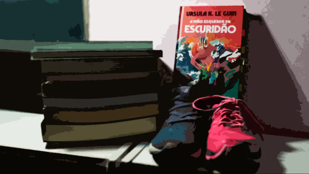 Capa do livro com mais livros ao lado e dois tênis, um azul e um rosa, na frente