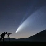 Silhueta de homem observando céu estrelado com um telescópio