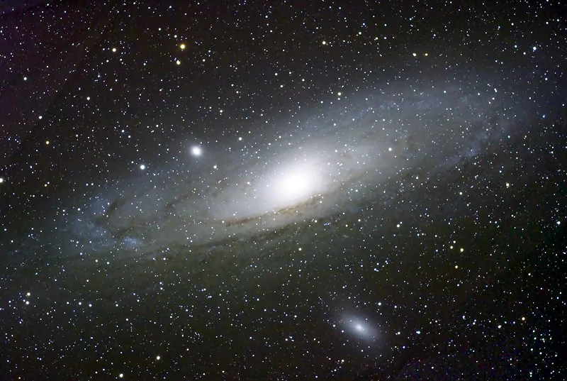 Uma galáxia com estrelas ao seu redor.