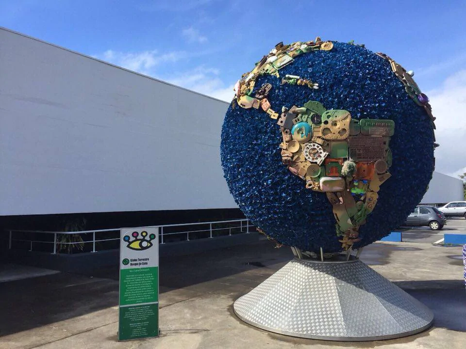 Escultura do globo terrestre feita com lixo
