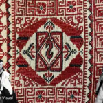 Mulheres palestinas em preto e branco nas extremidades das imagens. à esquerda, cinco mulheres bordando. À direita, mulher séria =, olhando para o lado. Ao fundo, um bordado palestino (tatreez), nas cores branco, preto e vermelho.
