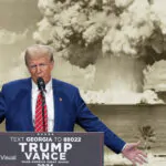 Na imagem, o presidente dos Estados Unidos, Donald Trump (à direita) explosão de uma bomba nuclear atrás