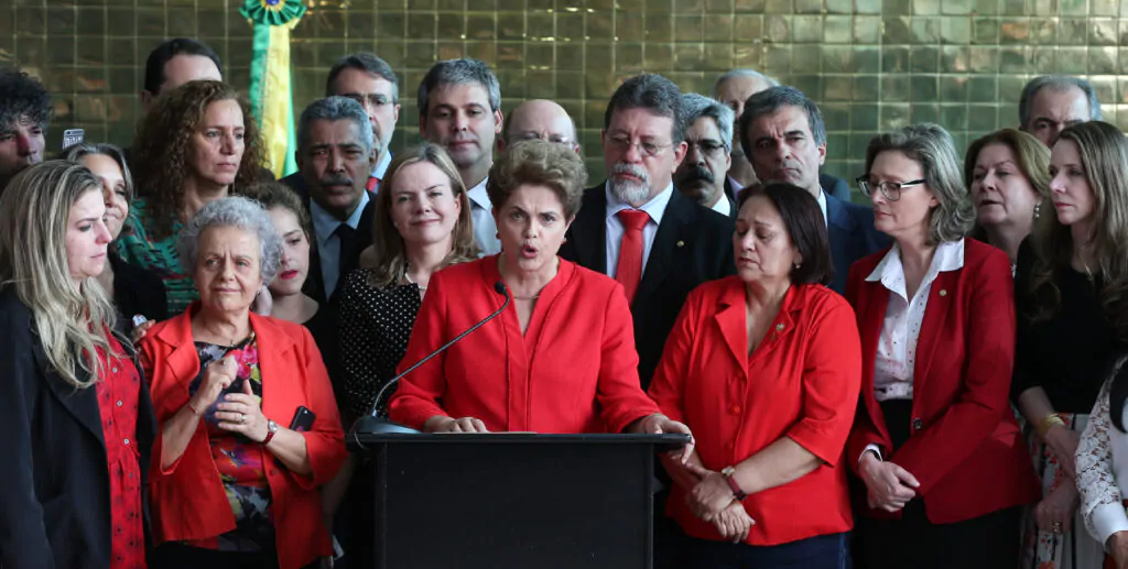 Dilma Rousseff discursando de vermelho após aprovação de impeachment