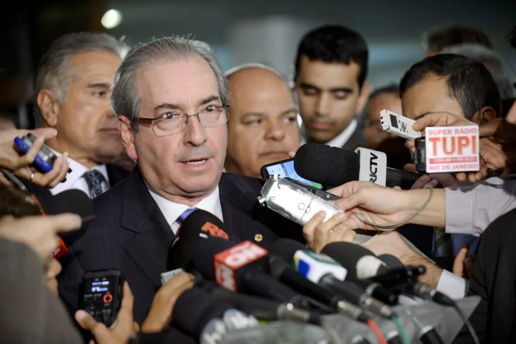 Eduardo Cunha dando entrevista após o impeachment presidencial