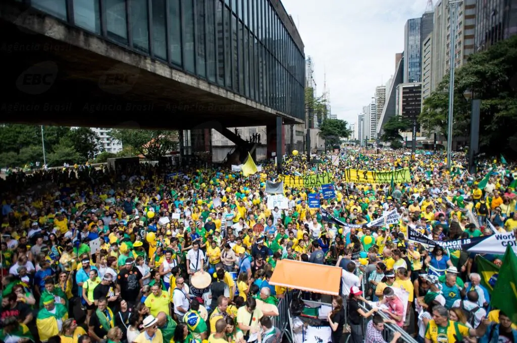 Pessoas protestando de verde e amarelo na Avenida Paulista