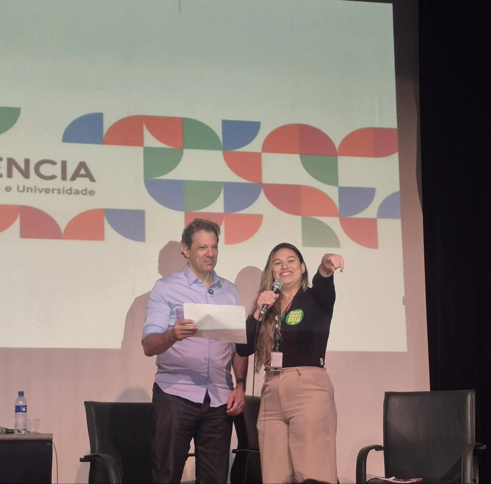Na imagem, Fernando Haddad ao lado de uma das organizadoras do evento