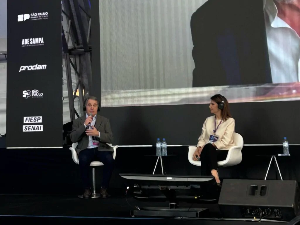 Homem e mulher conversando em palestra sobre a COP 30.