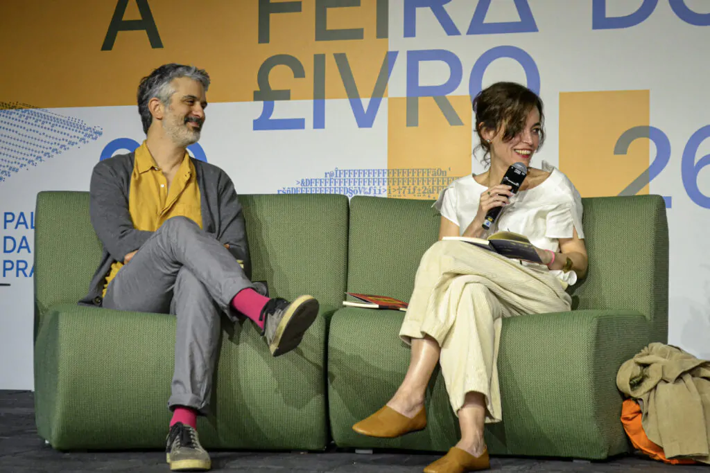 A imagem mostra Chico Mattoso e Maria Brant presentes em na mesa de Infâncias Sob Ditadura em A Feira do Livro 2026