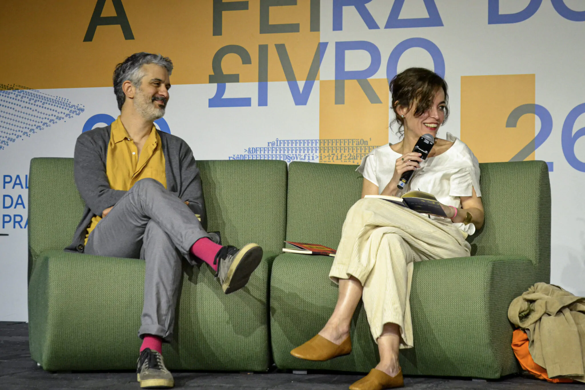 A imagem mostra Chico Mattoso e Maria Brant presentes em na mesa de Infâncias Sob Ditadura em A Feira do Livro 2026