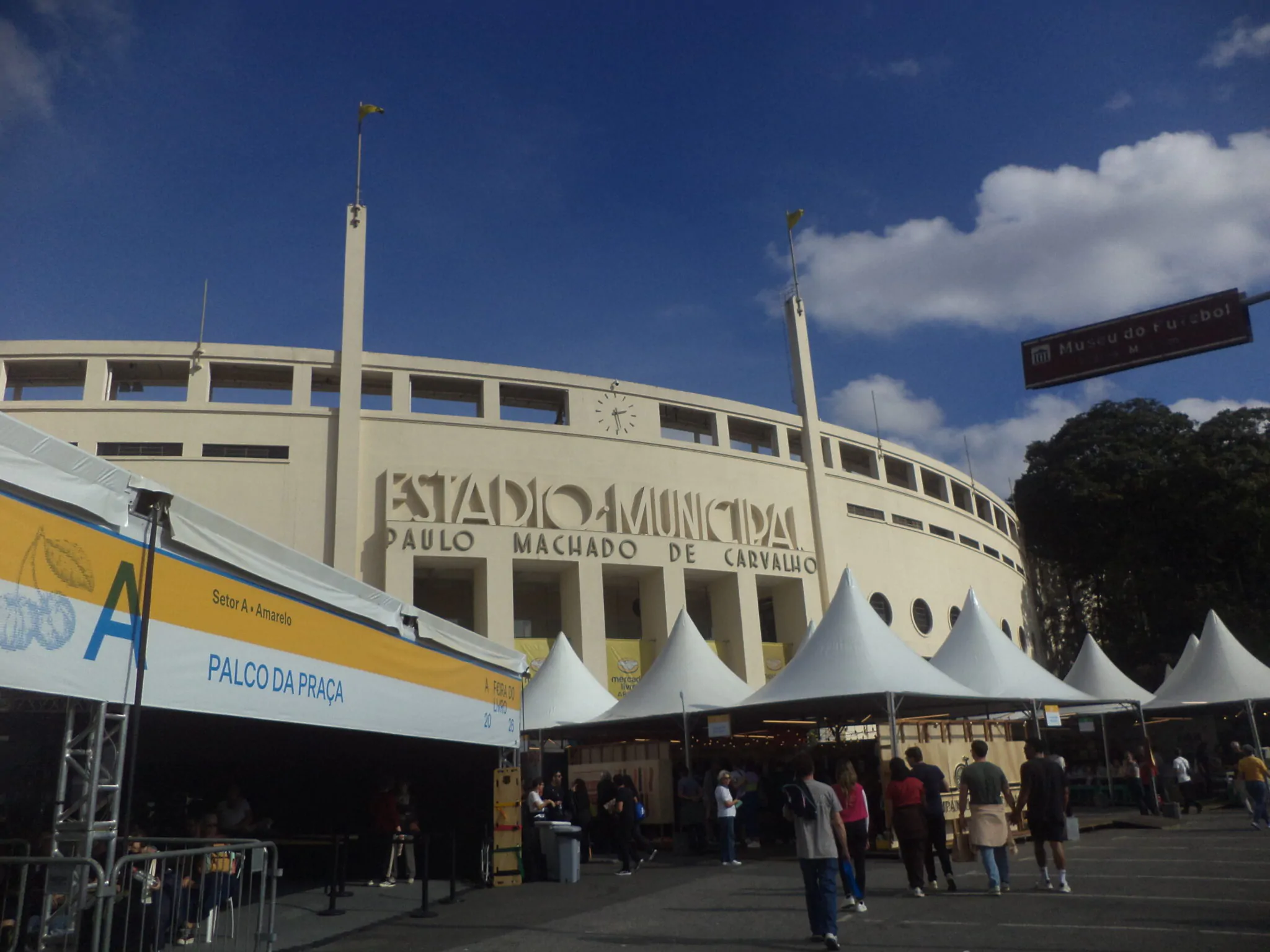 Arena Pacaembu ao fundo. Na frente, tendas da Feira do Livro 2026