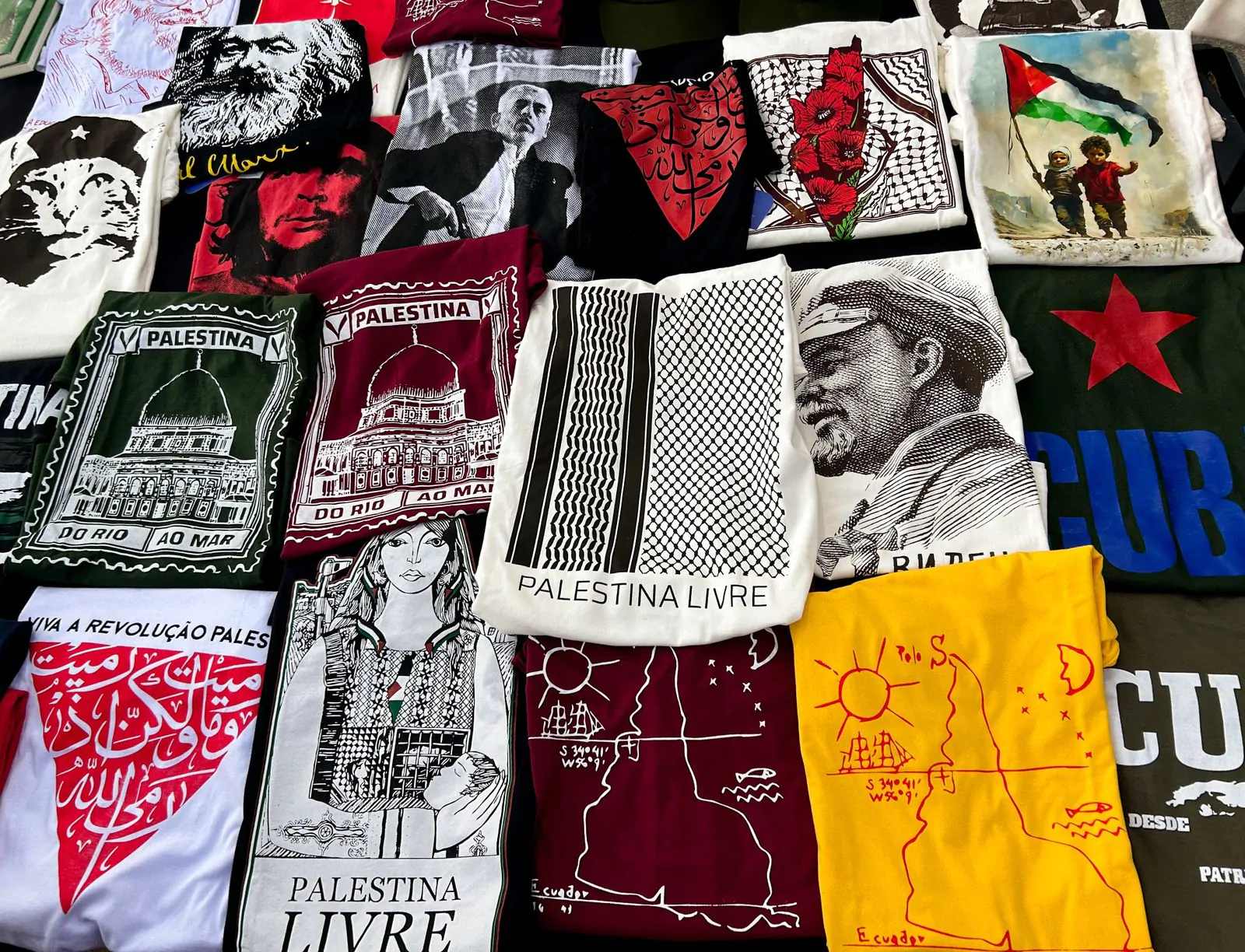 Estande de camisetas/ecobags nA Feira do Livro 2026, na Praça Charles Miller