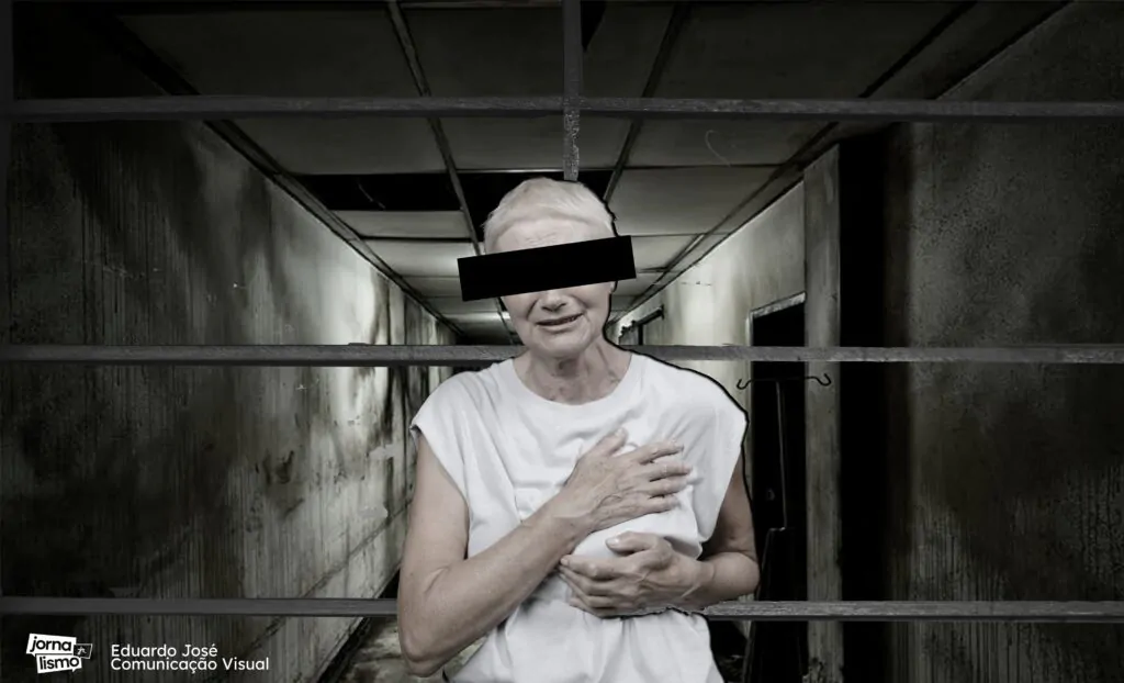 Na imagem, uma idosa dentro de um manicômio