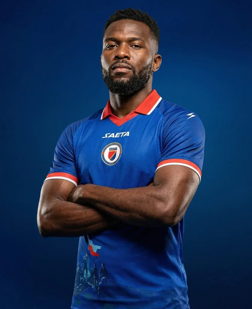 Foto do uniforme da seleção haitiana para a Copa do Mundo de 2026 também após mudanças solicitadas pela FIFA 