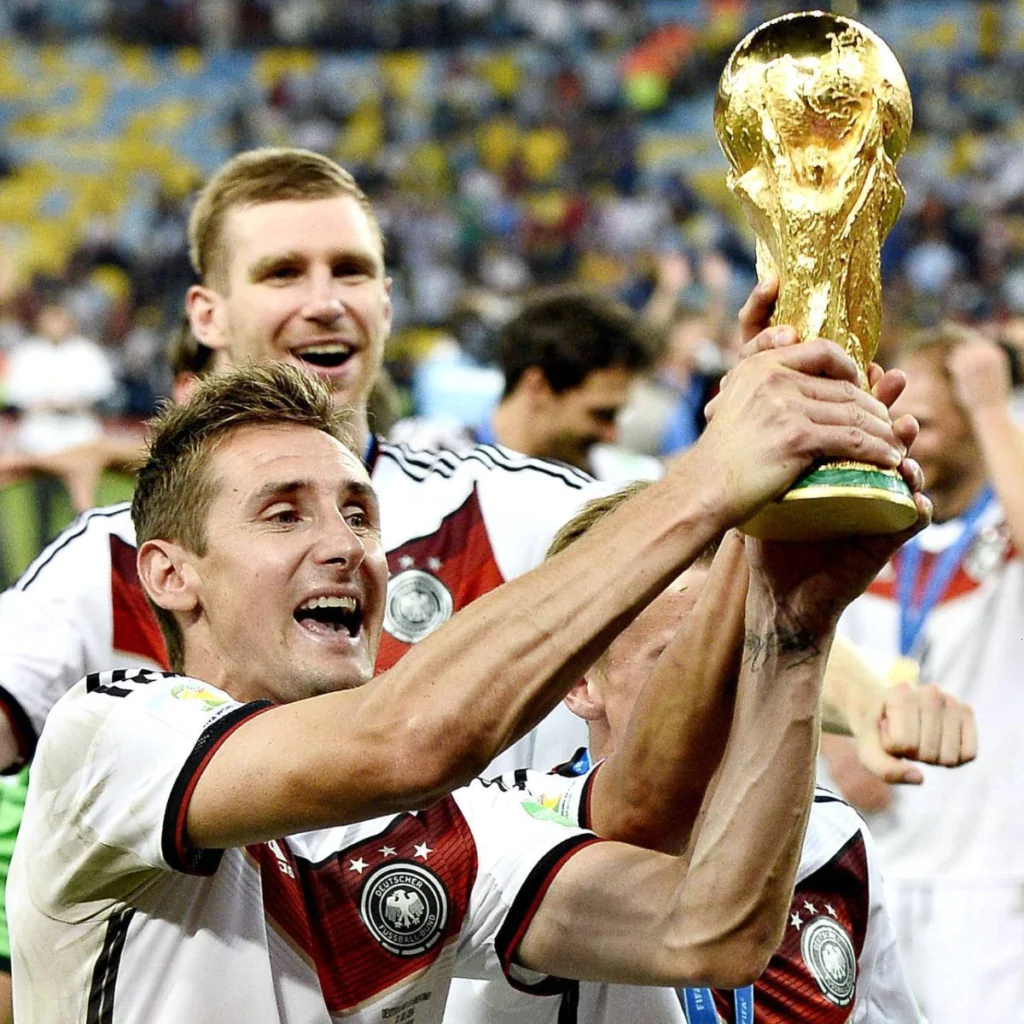 Seleção da Alemanha comemora com a taça da Copa