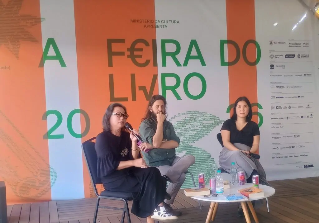Eduardo Lacerda, Ana Shitara e Tieko Irii em mesa da Feira do Livro 2026