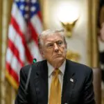 Donald Trump em frente a um microfone