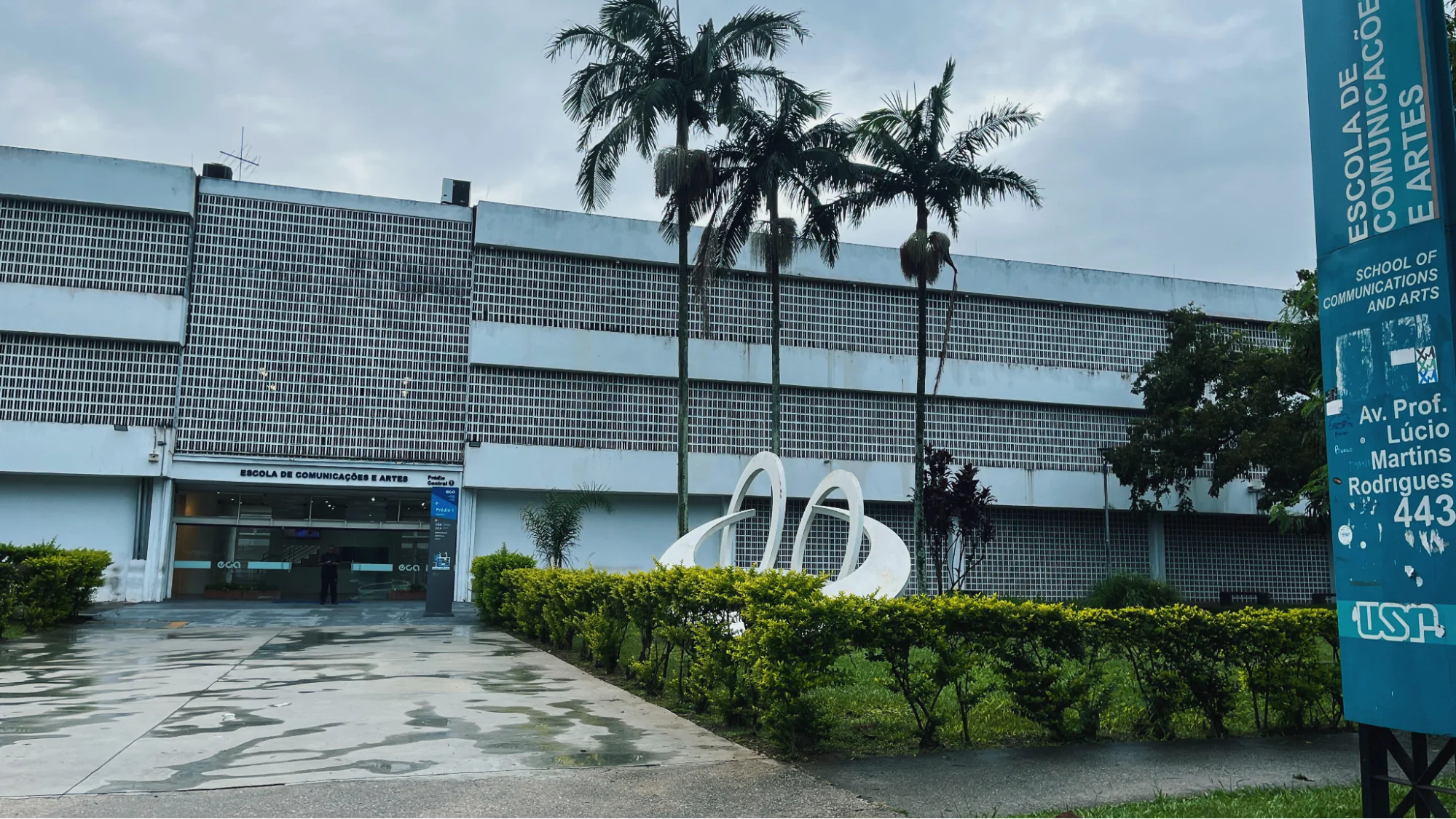 Na imagem, a fachada do prédio central da ECA-USP