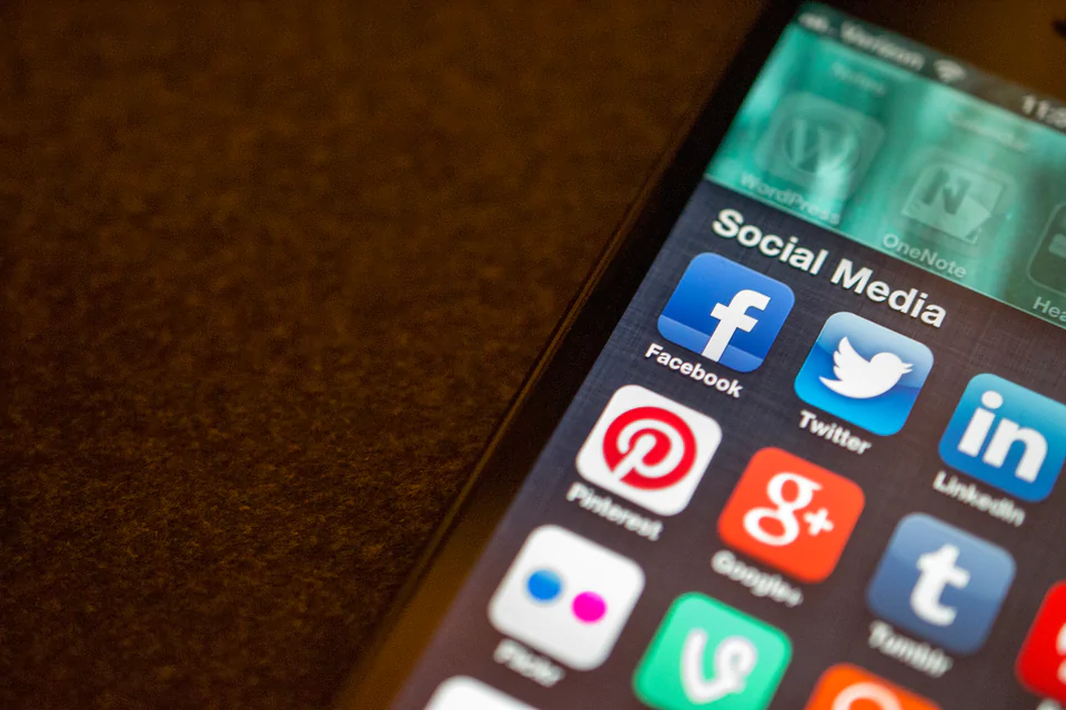 Foto de uma tela de um smartphone com aplicativos de redes sociais