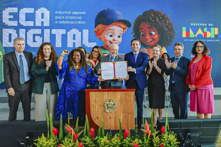 Foto do momento da assinatura do decreto do regulamento ECA Digital
