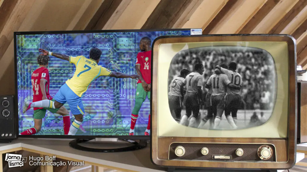 Duas televisões de gerações diferentes exibem partidas de diferentes Copas do Mundo.
