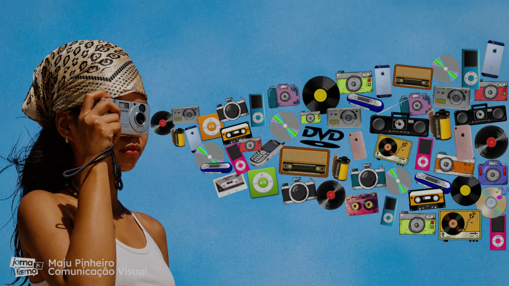 Na imagem, uma mulher jovem à esquerda segurando uma câmera digital. Do centro para a direita, vários dispositivos, como vinis, câmerasm mp3, CDs, celulares e rádios.