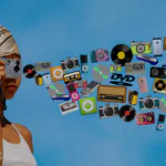 Na imagem, uma mulher jovem à esquerda segurando uma câmera digital. Do centro para a direita, vários dispositivos, como vinis, câmerasm mp3, CDs, celulares e rádios.