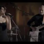 Foto de uma apresentação da cantoria iraniana Parastoo Ahmadi e sua banda