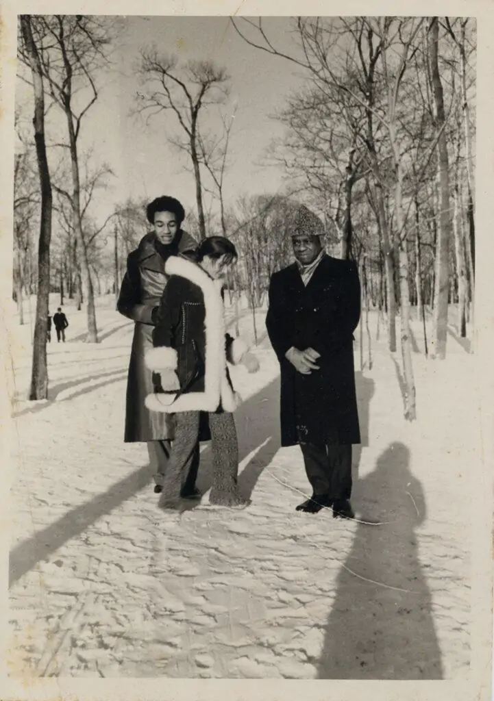 Na imagem, Milton Santos, sua ex-esposa, Fulana e Mitinho em Montreal, no Canadá.