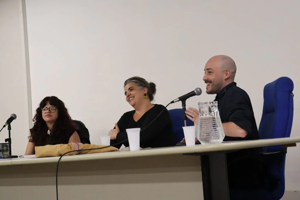 Na imagem, Gisele Lobato, Dimitrius Dantas e Laura Cristofoletti na Semana de Jornalismo 2026