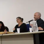 Na imagem, Gisele Lobato, Dimitrius Dantas e Laura Cristofoletti na Semana de Jornalismo 2026