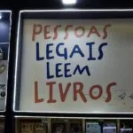 Placa com os dizeres: "pessoas legais leem livros"