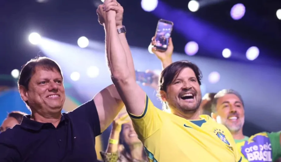 Na imagem, Tarcísio de Freitas (à esq.) e André do Prado (à dir.)